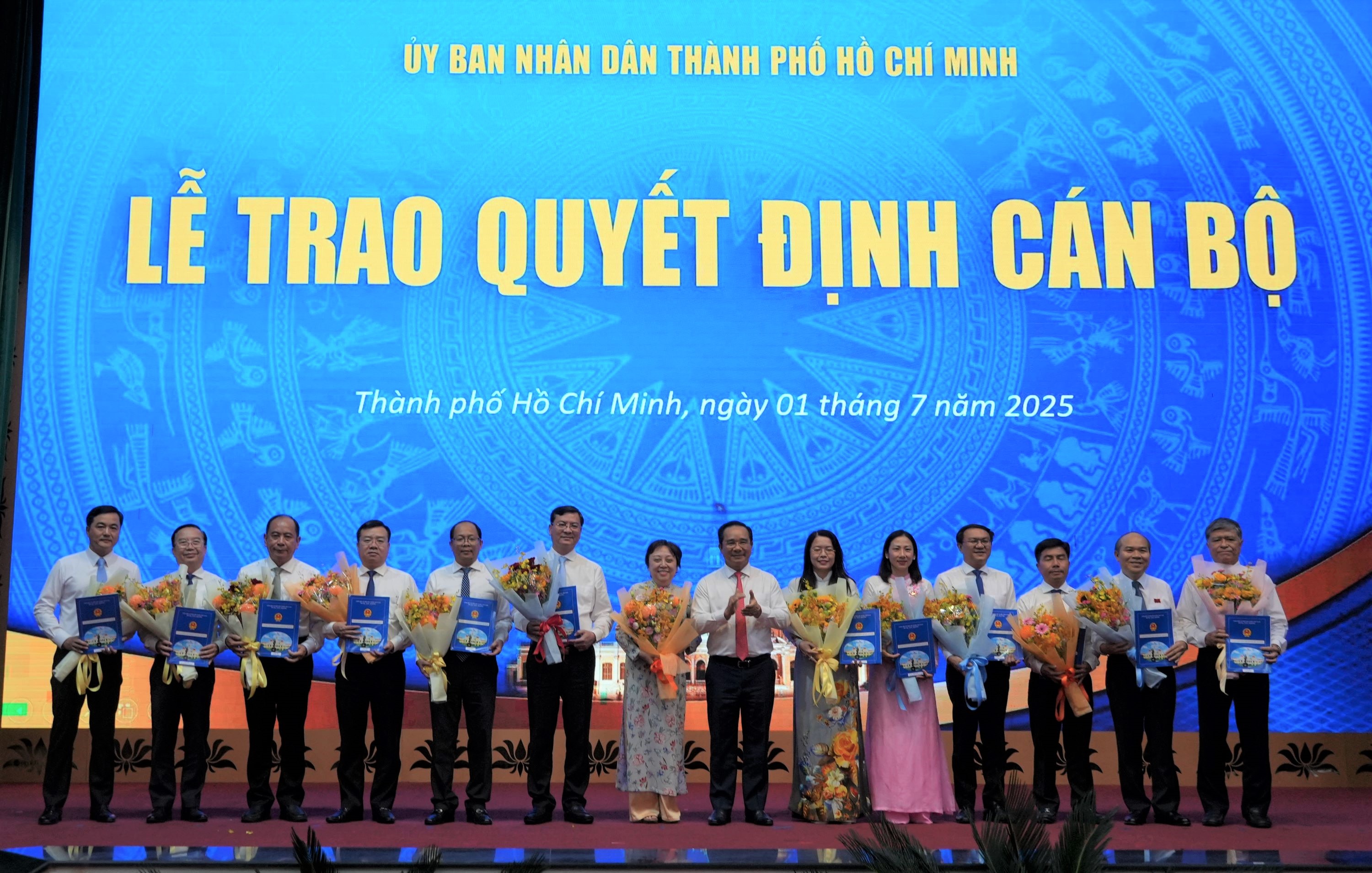 Trao quyết định Giám đốc, các Phó Giám đốc các cơ quan chuyên môn thuộc UBND TP.Hồ Chí Minh